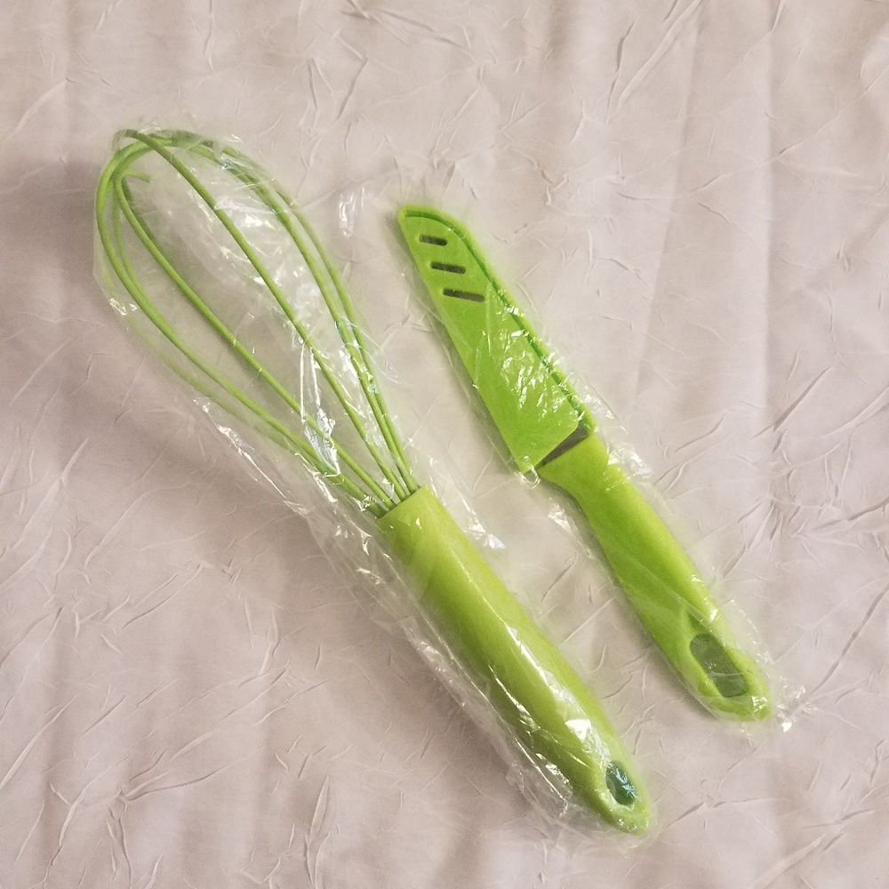 NWOT wisk & knife.